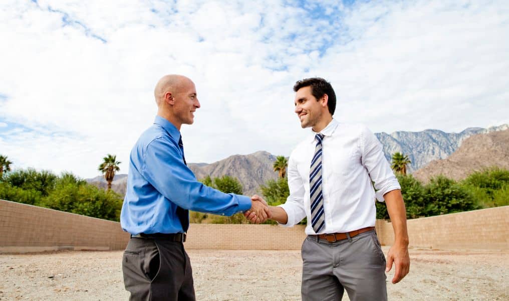 What Is Field Sales: Strategies, Tips & Managing a Sales Team